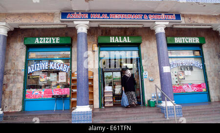 Außenansicht der muslimischen Frau Eintritt Azizye Halal Restaurant in Stoke Newington Road London UK KATHY DEWITT Stockfoto