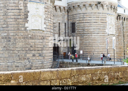 NANTES, Frankreich - 25. Juli 2014: Eingang im Schloss der Herzöge der Bretagne in Nantes, Frankreich. Die Burg diente es als das centr Stockfoto