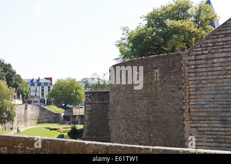 NANTES, Frankreich - 25. Juli 2014: Wände und "Vallum" Schloss der Herzöge der Bretagne in Nantes, Frankreich. Die Burg diente es als t Stockfoto