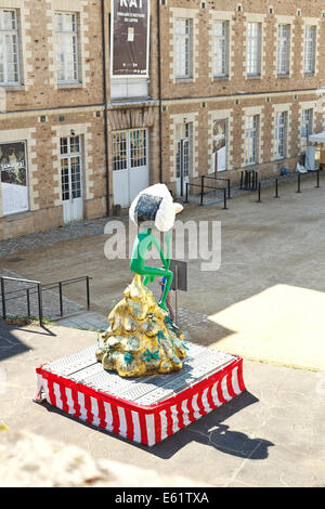 NANTES, Frankreich - 25. Juli 2014: moderne Kunstausstellung im Schloss der Herzöge der Bretagne in Nantes. Die Burg diente es als cent Stockfoto