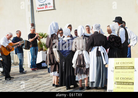 LE CROISIC, Frankreich - 26. Juli 2014: Gruppe Amateure in traditionelle Kleider folk bretonischer Tanz im Freien in Le Croisic Stadt tanzen, Stockfoto