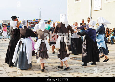 LE CROISIC, Frankreich - 26. Juli 2014: Gruppe Amateure in native Kleider tanzen Folk Bretonisch tanzen im Freien in Le Croisic Stadt, Fran Stockfoto