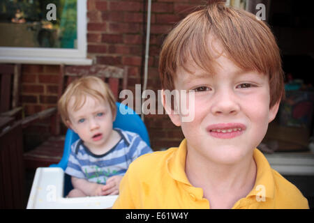 Zwei kaukasischen jungen (Brüder) - Wer 5 Jahre ist alt und der andere ein Jahr alt Stockfoto