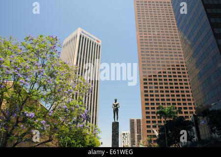 Robert Graham, 1992. Bronzeskulptur auf Bunker Hill Treppe hinunter die Los Angeles Public Library. Stockfoto