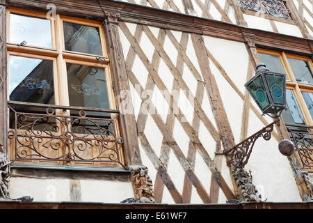 ANGERS, Frankreich - 28. Juli 2014: Dekoration Fachwerkhaus auf Straße Rue Saint Laud in Anges, Frankreich. Angers ist die Stadt im Westen Stockfoto