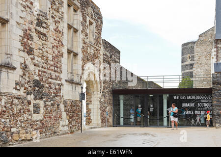 ANGERS, Frankreich - 28. Juli 2014: Touristen in Schloss Angers, Frankreich. Château d ' Angers wurde im 9. Jahrhundert von Cou gegründet. Stockfoto