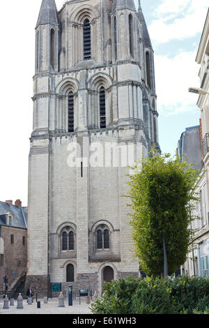 ANGERS, Frankreich - 28. Juli 2014: Eingang zum Turm der Abtei von St. Aubin in Angers, Frankreich. Stockfoto