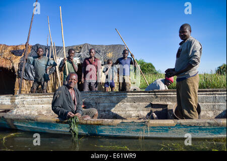 Angeln ist eine primäre wirtschaftliche Aktivität für Familien leben in und um Bangweulu Feuchtgebiete, Sambia, einschließlich der für diese Männer. Stockfoto