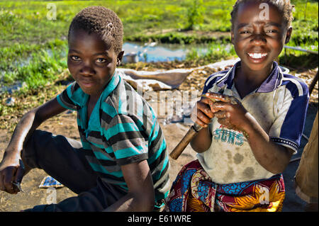 Angeln ist eine primäre wirtschaftliche Aktivität für Familien leben in und um Bangweulu Feuchtgebiete, Sambia, auch für Kinder. Stockfoto