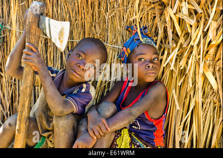 Angeln ist eine primäre wirtschaftliche Aktivität für Familien leben in und um Bangweulu Feuchtgebiete, Sambia, einschließlich der für diese Kinder. Stockfoto