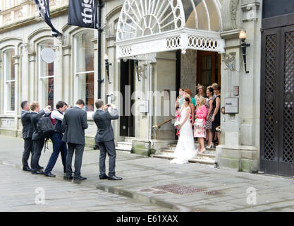 Hochzeitsgäste, die Fotos von der Braut bei einer Hochzeit an der Distel Parc Hotel, Cardiff, Südwales, UK Stockfoto