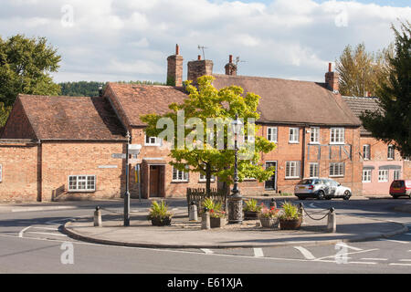 Kreisverkehr in der Church Street im Zentrum Dorfes großes Bedwyn, Wiltshire, UK, und traditionelle Reihe von rotem Backstein auf dem Land Stockfoto