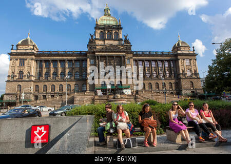 Touristen in Prag auf dem Wenzelsplatz. Nationalmuseum Prag Tourismus Tschechische Republik Stockfoto