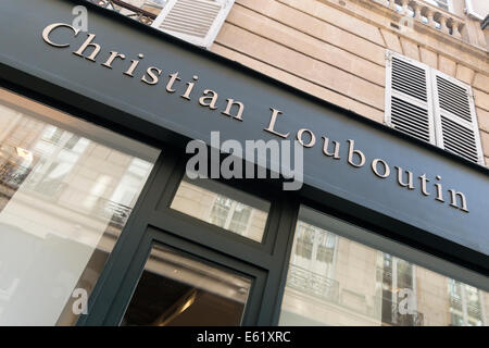 Namen an der Fassade seiner Paris Haute Couture berühmten Schuhdesigner Christian Louboutin speichern shop Stockfoto
