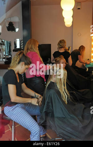 Menschen, Gesichter und Haare Salons entlang Straßen von Reykjavik in Island Stockfoto