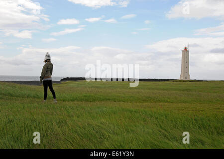 Touristen besuchen den Malarrif Leuchtturm auf Snaefellsnes Halbinsel in Nord-Island Stockfoto