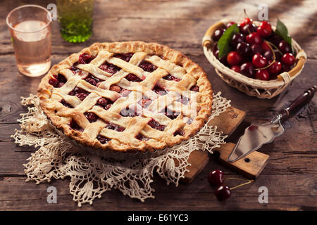 Kirschtorte mit Gitter Kruste. Stockfoto