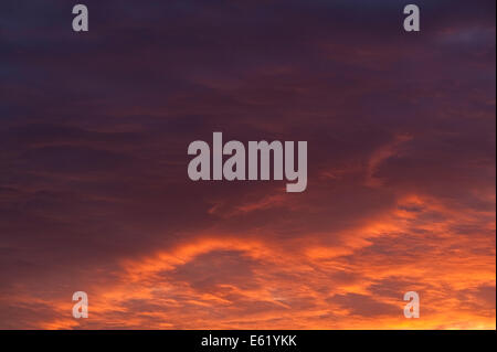 Stratocumulus Wolken bei Sonnenuntergang Stockfoto