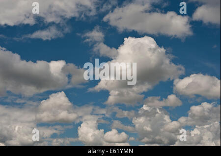 Wolkenformationen an einem brillanten und wunderschönen Sommertag. Stockfoto