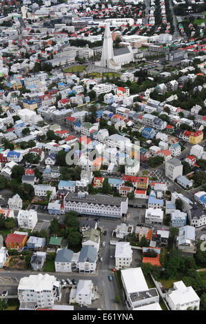 Luftaufnahme der Hallgrimskirkja Kirche im Herzen von Reykjavik, Island Stockfoto