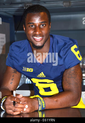 ANN ARBOR, MI - AUGUST 10: University of Michigan Fußballspieler Raymon Taylor Pausen zwischen Autogramme am Michigan Fußball Stockfoto