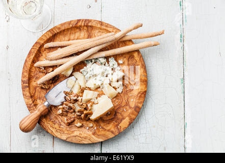 Parmesan-Käse und Blauschimmelkäse auf Oliven Holzplatte mit Grissini Brot sticks Stockfoto