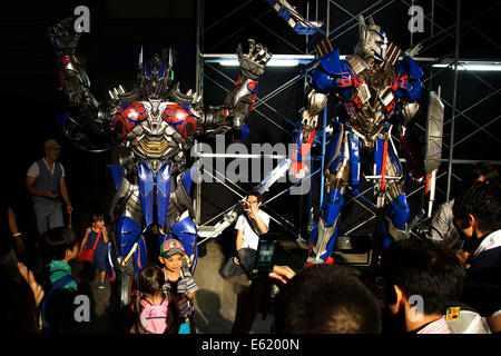 Besucher fotografieren Sie die neueste Version von Optimus Prime auf dem Film "Transformers: Age of Extinction" bei der Transformatoren-Expo in Pacifico Yokohama am 9. August 2014. Urwaldpflanzen Expo bestehen aus sechs Bereiche, wo die Besucher können sehen wie die ersten Spielzeuge der animierten TV-Serie anderes Stadium Modelle und Full-Scale Modell des neuen Films Zeichen Transformatoren: Age of Extinction. Die Expo findet vom 9 August bis 17. © Rodrigo Reyes Marin/AFLO/Alamy Live-Nachrichten Stockfoto