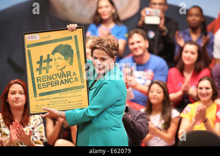 Sao Paulo, Aug. 11. 5. Oktober 2014. Brasiliens Präsident und Präsidentschaftskandidat, Dilma Rousseff hält ein Bild bei einer Wahlkampf-Veranstaltung in Sao Paulo, Brasilien, am 11. August 2014. Die brasilianischen Präsidentschaftswahlen stattfinden am 5. Oktober 2014. © Rahel Patras/Xinhua/Alamy Live-Nachrichten Stockfoto