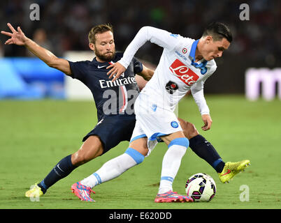 Napoli. 11. August 2014. Paris Saint-Germain Yohan Cabaye (L) wetteifert mit Napoli Jose Callejon während eines freundlichen Fußballspiels in Neapel, Italien, Aug.11, 2014. Saint-Germain gewann 2: 1. Bildnachweis: Alberto Lingria/Xinhua/Alamy Live-Nachrichten Stockfoto