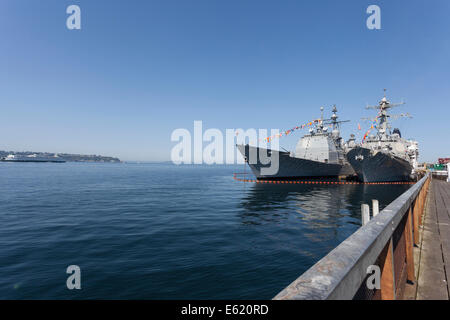 USS Chancellorsville und USS Howard angedockt am Pier 66 während Seafair - Seattle, King County, Washington, USA Stockfoto