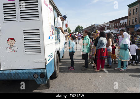 Menschen Line-up für Eis in Bangladesch Strassenfest in Brooklyn in New York, 2014. Stockfoto