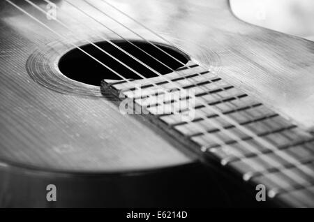 Details zu einer alten spanischen Gitarre in schwarz / weiß Stockfoto