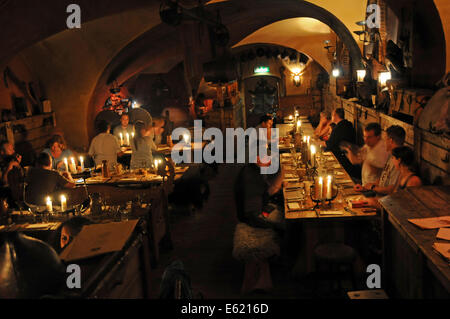 Menschen Sie an indoor-Restaurant gebaut unterirdisch in einer Höhle in der Altstadt Gamla Stan in Stockholm genannt Stockfoto