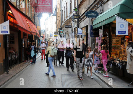 Leben auf der Straße in Stockholm mit Bürgersteig Restaurants, Coffee-Shops, Fußgänger entlang der gepflasterten Straßen in der Altstadt Stockfoto