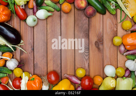 Gemüse und Obst Zusammensetzung auf Holztisch Stockfoto