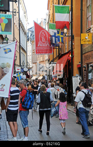Leben auf der Straße in Stockholm mit Bürgersteig Restaurants, Coffee-Shops, Fußgänger entlang der gepflasterten Straßen in der Altstadt Stockfoto
