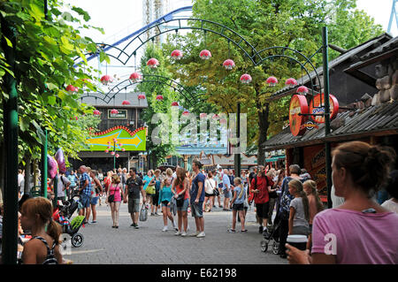 Menschen zu Fuß unter Achterbahn zu Grona Lund Vergnügungspark in Stockholm Schweden. Tivoli Gröna Lund (lit.) Die Green Grove) Stockfoto