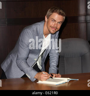 Los Angeles, Kalifornien, USA. 11. August 2014. Derek Hough unterschreibt Exemplare seines Buches "die Führung: Lektionen von A Life In Motion" am 11. August 2014 im Barnes & Noble - The Grove in Los Angeles, Kalifornien. USA. Bildnachweis: TLeopold/Globe Fotos/ZUMA Draht/Alamy Live-Nachrichten Stockfoto