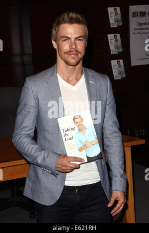 Los Angeles, Kalifornien, USA. 11. August 2014. Derek Hough unterschreibt Exemplare seines Buches "die Führung: Lektionen von A Life In Motion" am 11. August 2014 im Barnes & Noble - The Grove in Los Angeles, Kalifornien. USA. Bildnachweis: TLeopold/Globe Fotos/ZUMA Draht/Alamy Live-Nachrichten Stockfoto