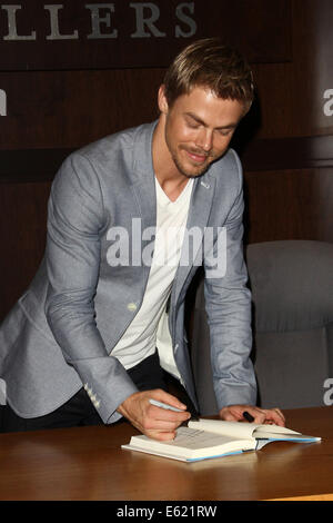 Los Angeles, Kalifornien, USA. 11. August 2014. Derek Hough unterschreibt Exemplare seines Buches "die Führung: Lektionen von A Life In Motion" am 11. August 2014 im Barnes & Noble - The Grove in Los Angeles, Kalifornien. USA. Bildnachweis: TLeopold/Globe Fotos/ZUMA Draht/Alamy Live-Nachrichten Stockfoto