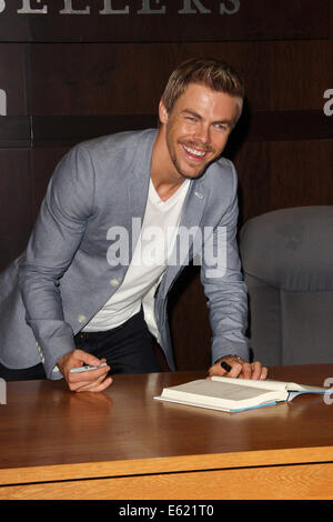 Los Angeles, Kalifornien, USA. 11. August 2014. Derek Hough unterschreibt Exemplare seines Buches "die Führung: Lektionen von A Life In Motion" am 11. August 2014 im Barnes & Noble - The Grove in Los Angeles, Kalifornien. USA. Bildnachweis: TLeopold/Globe Fotos/ZUMA Draht/Alamy Live-Nachrichten Stockfoto