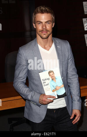 Los Angeles, Kalifornien, USA. 11. August 2014. Derek Hough unterschreibt Exemplare seines Buches "die Führung: Lektionen von A Life In Motion" am 11. August 2014 im Barnes & Noble - The Grove in Los Angeles, Kalifornien. USA. Bildnachweis: TLeopold/Globe Fotos/ZUMA Draht/Alamy Live-Nachrichten Stockfoto