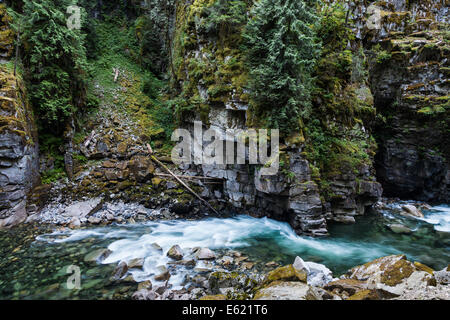 Überblick über den coquihalla River, der durch eine enge Schlucht durch die Othello Eisenbahntunnel Stockfoto