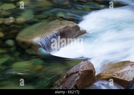 Abstraktes Bild des schnell fließenden Wasser über die Felsen über den coquihalla Canyon Stockfoto