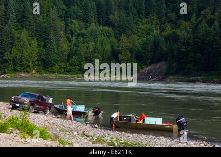 Yale First Nation Mitglieder Landung ihren Fang von Lachs aus den Fraser River in Yale, BC Kanada Stockfoto