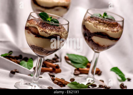 Espresso Kaffee und Kuchen Stockfoto, Bild: 71846432 - Alamy