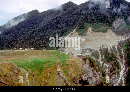 PT Freeport Indonesia im Jahr 2000 in rauem Gelände in West Papua, Indonesien Stockfoto