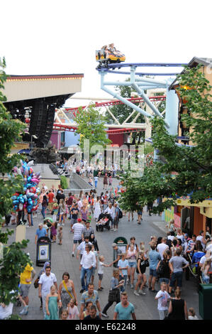 Menschen zu Fuß unter Achterbahn zu Grona Lund Vergnügungspark in Stockholm Schweden. Tivoli Gröna Lund (lit.) Die Green Grove) Stockfoto