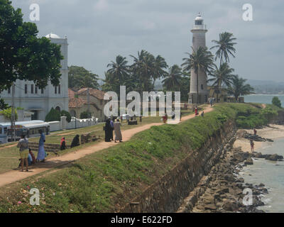 Menschen zu Fuß entlang der Stadtmauer in der Altstadt im Bereich Fort in die historische Stadt Galle in Sri Lanka Stockfoto