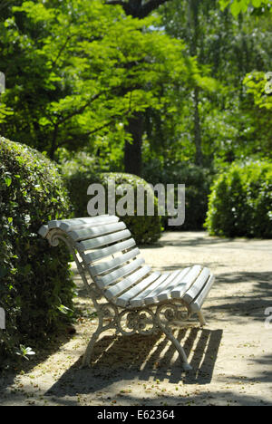 Parkbank im Botanischen Garten, Madrid, Spanien Stockfoto